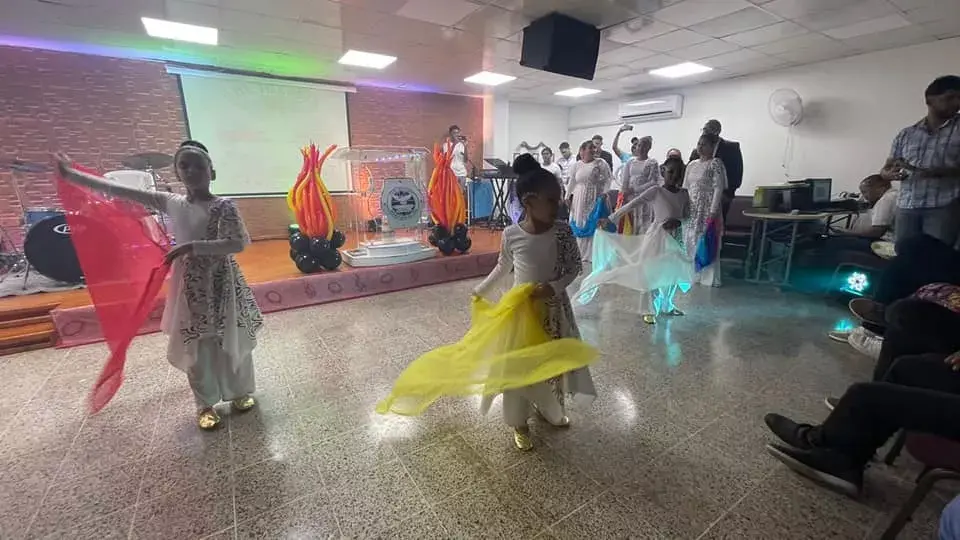 Decenas acuden a mini concierto de danzas cristianas