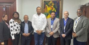 Sicpa Dominicana entrega linternas a Pro Consumidor