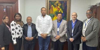 Sicpa Dominicana entrega linternas a Pro Consumidor