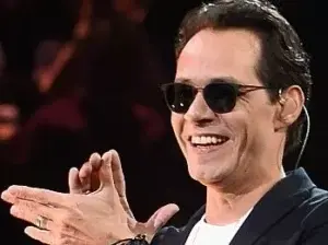 Marc Anthony recibe botellazo en concierto