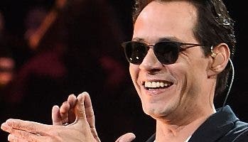 Marc Anthony recibe botellazo en concierto