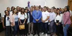 Contralor  recibe a jóvenes de María Trinidad Sánchez