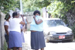 El cabo llegó hasta otra calle del sector Los Coquitos, de Los Alcarrizos, donde mató a un hombre identificado como Liren Méndez Báez.