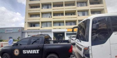 Agentes SWAT y MP allanan hotel en Gazcue por presunta trata de personas