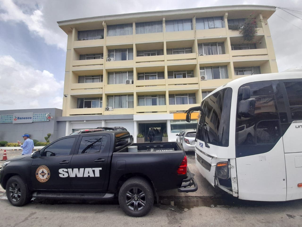 Agentes SWAT y MP allanan hotel en Gazcue por presunta trata de personas