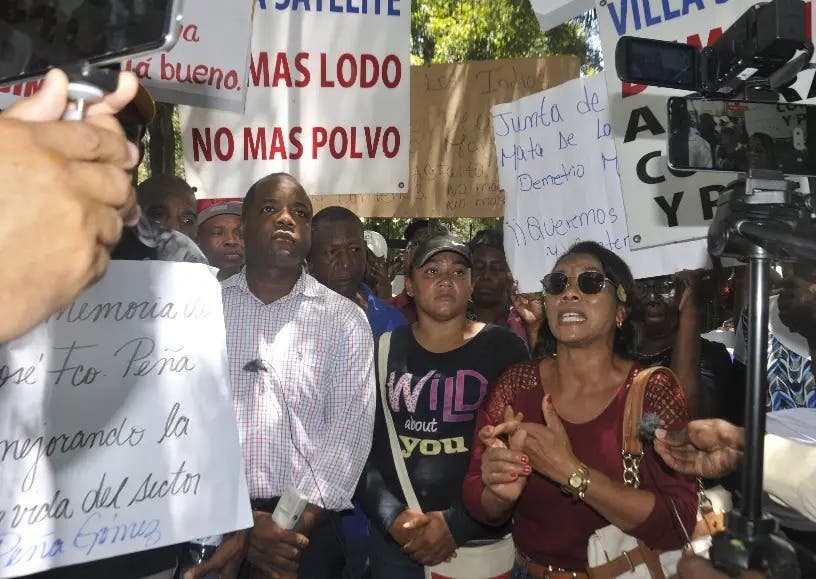 Residentes en barrios Villa Mella vuelven a protestar por paralización trabajos de asfalto