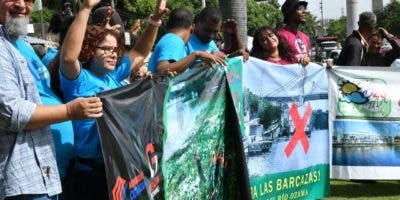 Comunitarios piden al Gobierno barcazas sea retirada del rio Ozama