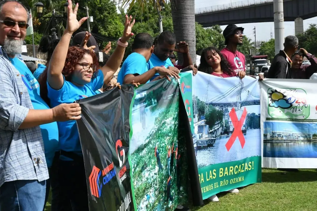 Comunitarios piden al Gobierno barcazas sea retirada del rio Ozama