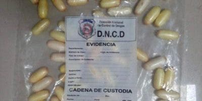 Arrestan extranjero en el AILA con el estómago lleno de cocaína