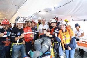 Con más de 240 horas bajo la angustiante espera de los mineros, familiares y empresarios de la Mina Cerro Maimón mostraron mucha alegría luego de ver ascender a la superficie a estos dos hombres.