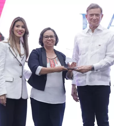 Mujeres, distinguidas por elevar orgullo RD