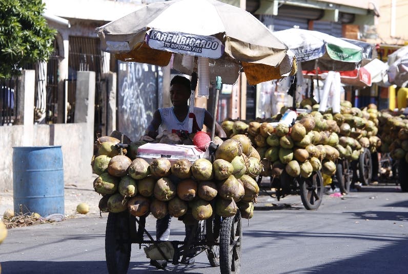Venta de coco en calles controlada por extranjeros