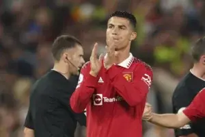 Cristiano Ronaldo, en el banquillo; Casemiro, en el palco