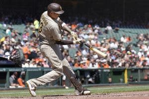 Manny Machado produce 3; Padres barren a Gigantes