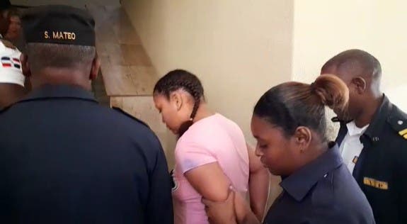 Jueza dicta prisión a madre acusada de matar a su hija
