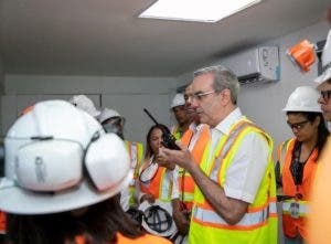 Abinader acude a Maimón y habla con mineros atrapados; promete recibirlos en Palacio cuando sean rescatados