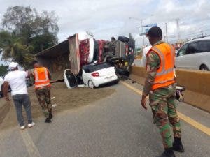 Accidente entre patana y varios vehículos provoca gran tapón en Las Américas