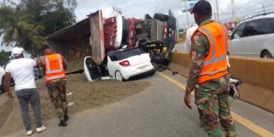 Accidente entre patana y varios vehículos provoca gran tapón en Las Américas
