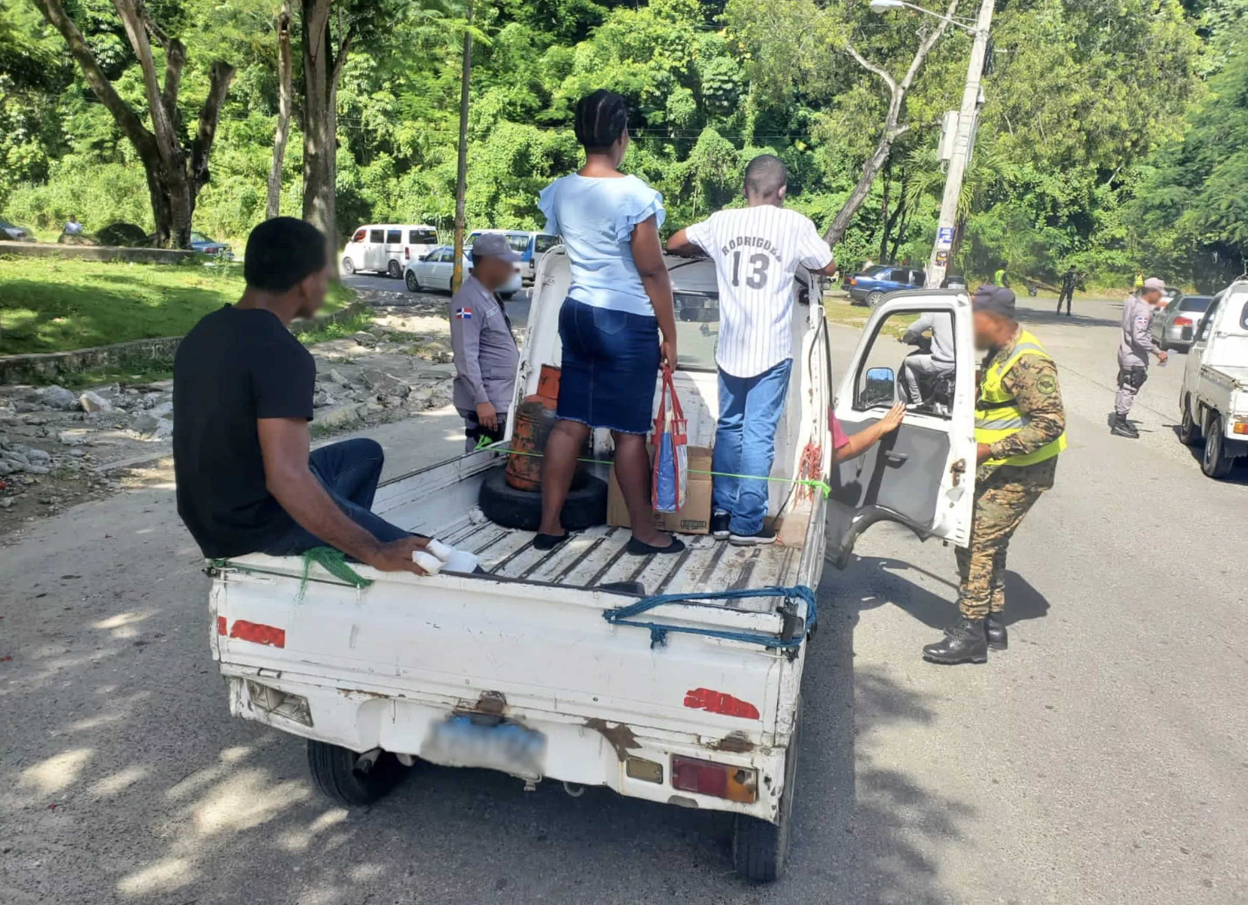 Sancionan conductores que transportaban pasajeros en vehículos de carga