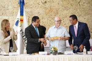 Fedomu reconoce a Hipólito Mejía por aportes a la municipalidad