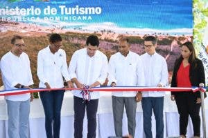 Ministro de Turismo inaugura dos obras en la playa de Macao