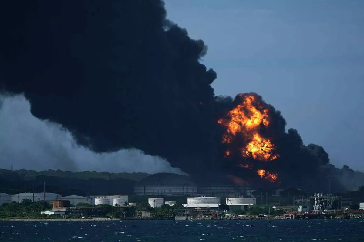 Incendio en base cubana de combustible suma tensión