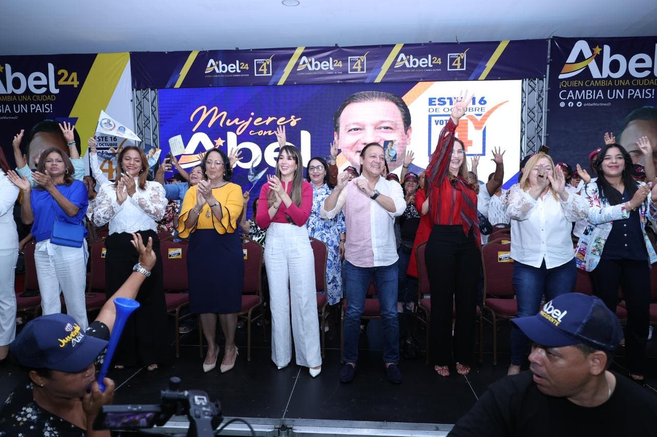 Cientos de mujeres de Santiago respaldan proyecto de Abel Martínez