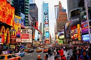 Otro policía NY golpeado en Times Square; en últimos meses van decenas agredidos