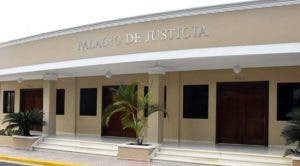 Tribunal envía a juicio a mujer que estafaba haciéndose pasar por agente consular