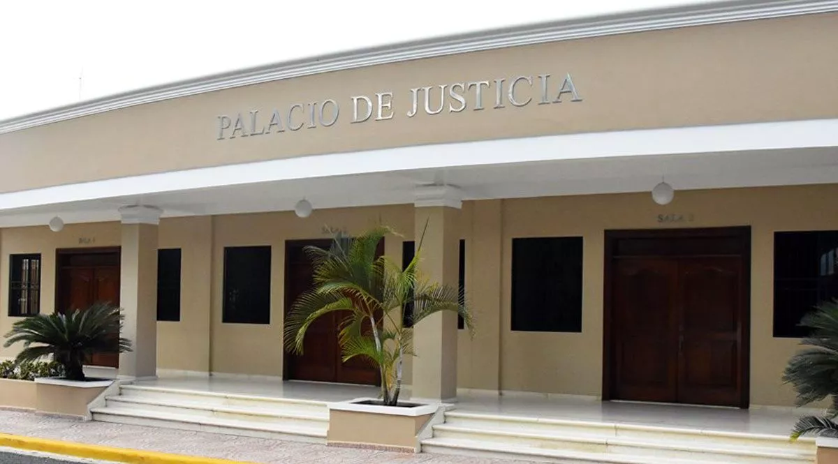 Tribunal envía a juicio a mujer que estafaba haciéndose pasar por agente consular