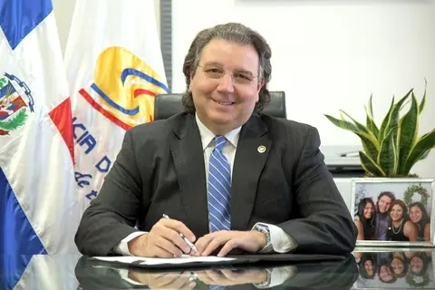 Renuncia Superintendente de Electricidad, Rafael Velazco, tras escándalo por aumento de salarios