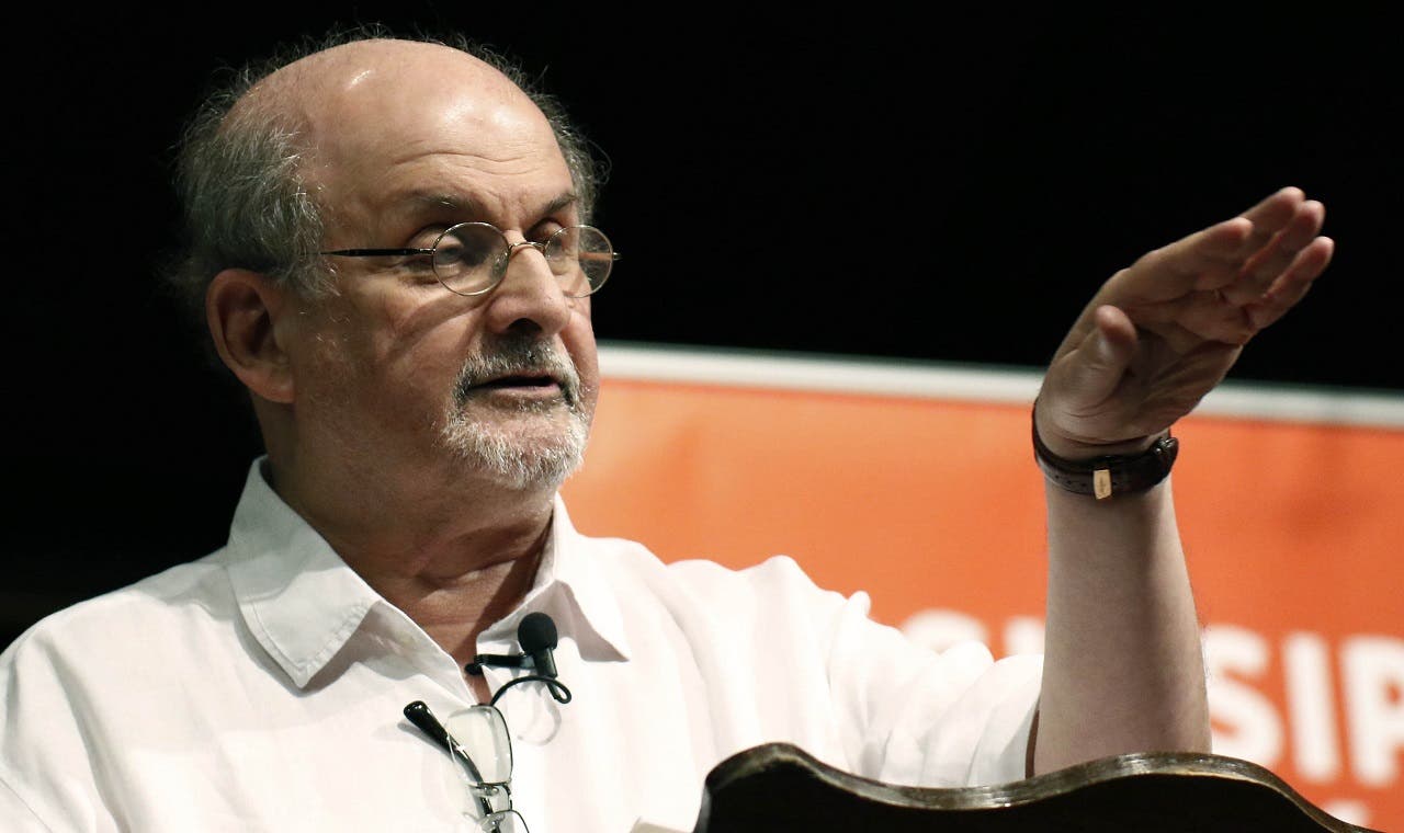 Atacan a Salman Rushdie durante conferencia en NY