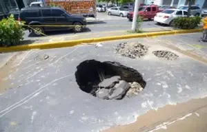 Nuevo hundimiento de tierra en la avenida Las Carreras complica el tránsito en Santiago