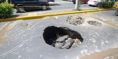 Nuevo hundimiento de tierra en la avenida Las Carreras complica el tránsito en Santiago