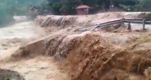 Río Manabao en Jarabacoa se desborda por incidencia de vaguada