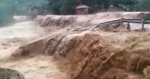 Río Manabao en Jarabacoa se desborda por incidencia de vaguada