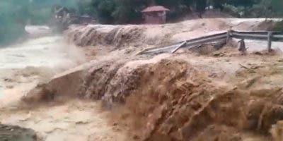 Río Manabao en Jarabacoa se desborda por incidencia de vaguada