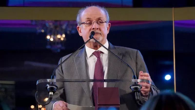 Salman Rushdie: el escritor británico permanece en estado grave tras ser apuñalado en Nueva York