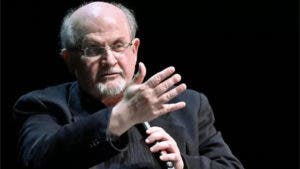 Acusado de agredir a Salman Rushdie se declara inocente