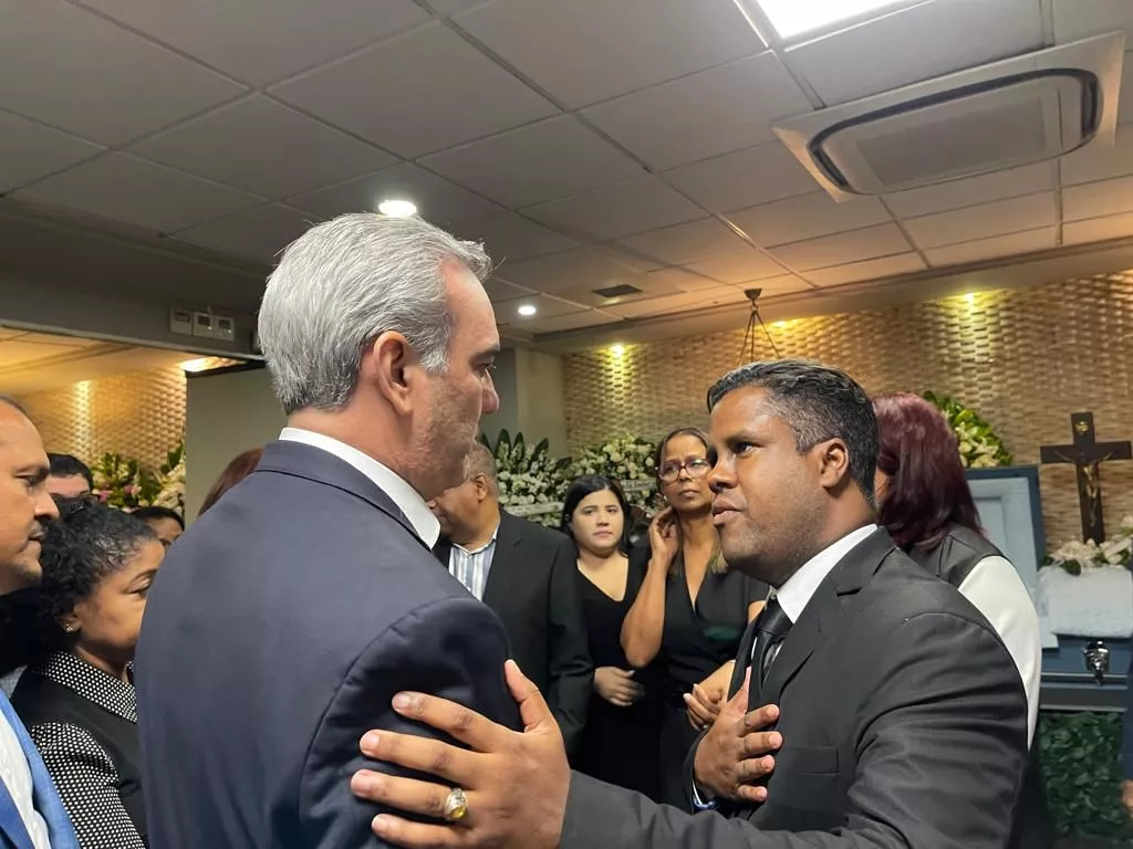 Abinader y Leonel acuden a funeraria para dar pésame a familiares de Domingo Jiménez