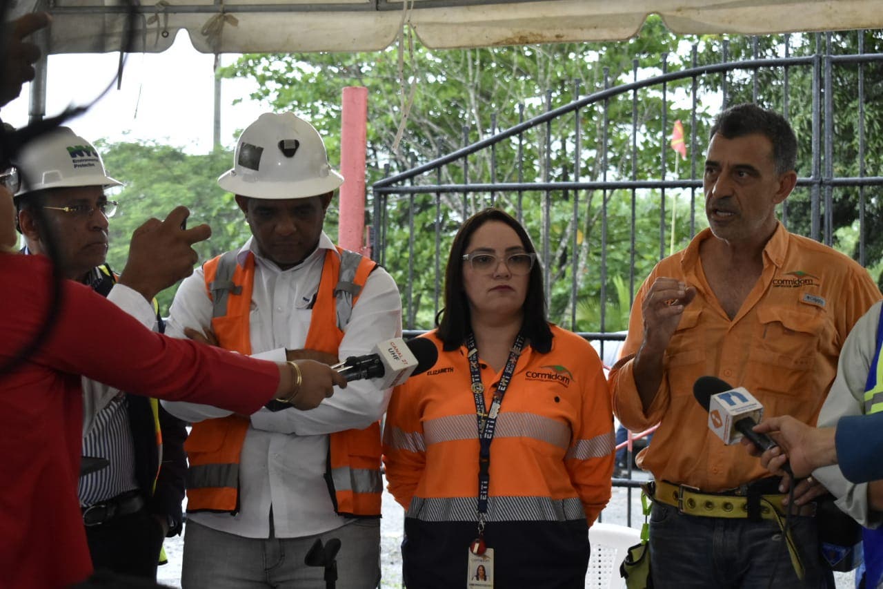 Ambulancias de Salud Pública ya están en la mina para asistir mineros tras rescate 