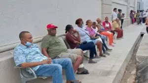 Pacientes acuden a Hospital Padre Billini tras iniciar consultas