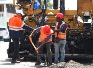 Inician plan de asfaltado en el sector Alma Rosa, Santo Domingo Este