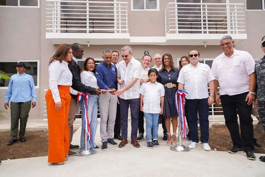 Presidente inaugura 120 viviendas de bajo costo en Los Alcarrizos