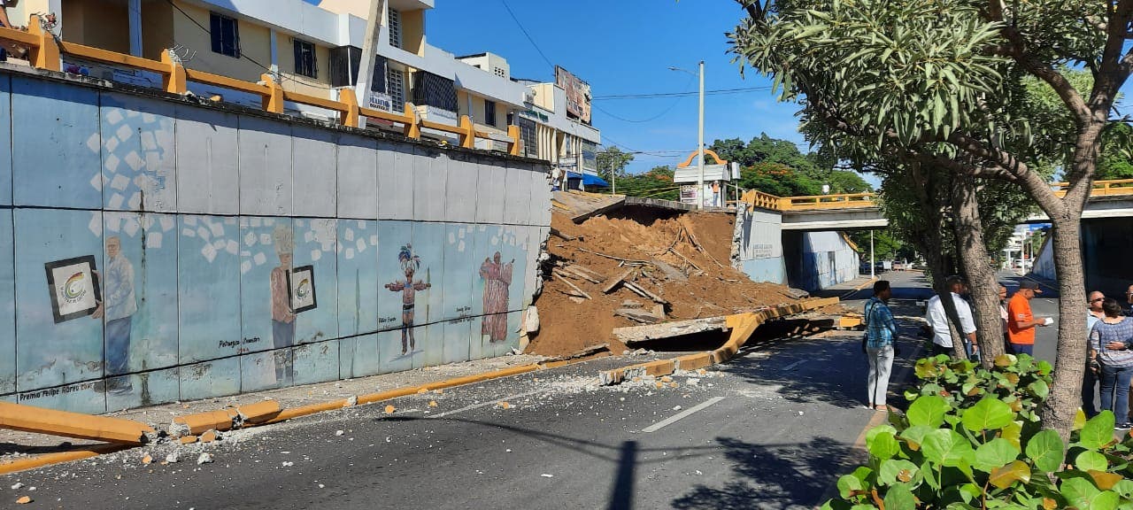 Ministro de Obras Públicas visita zona de derrumbe en Santiago