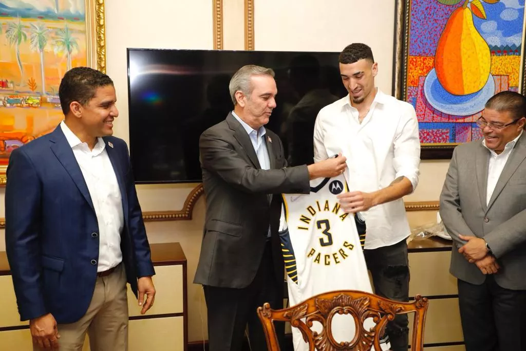 Chris Duarte visita y obsequia camiseta con su nombre al presidente Abinader