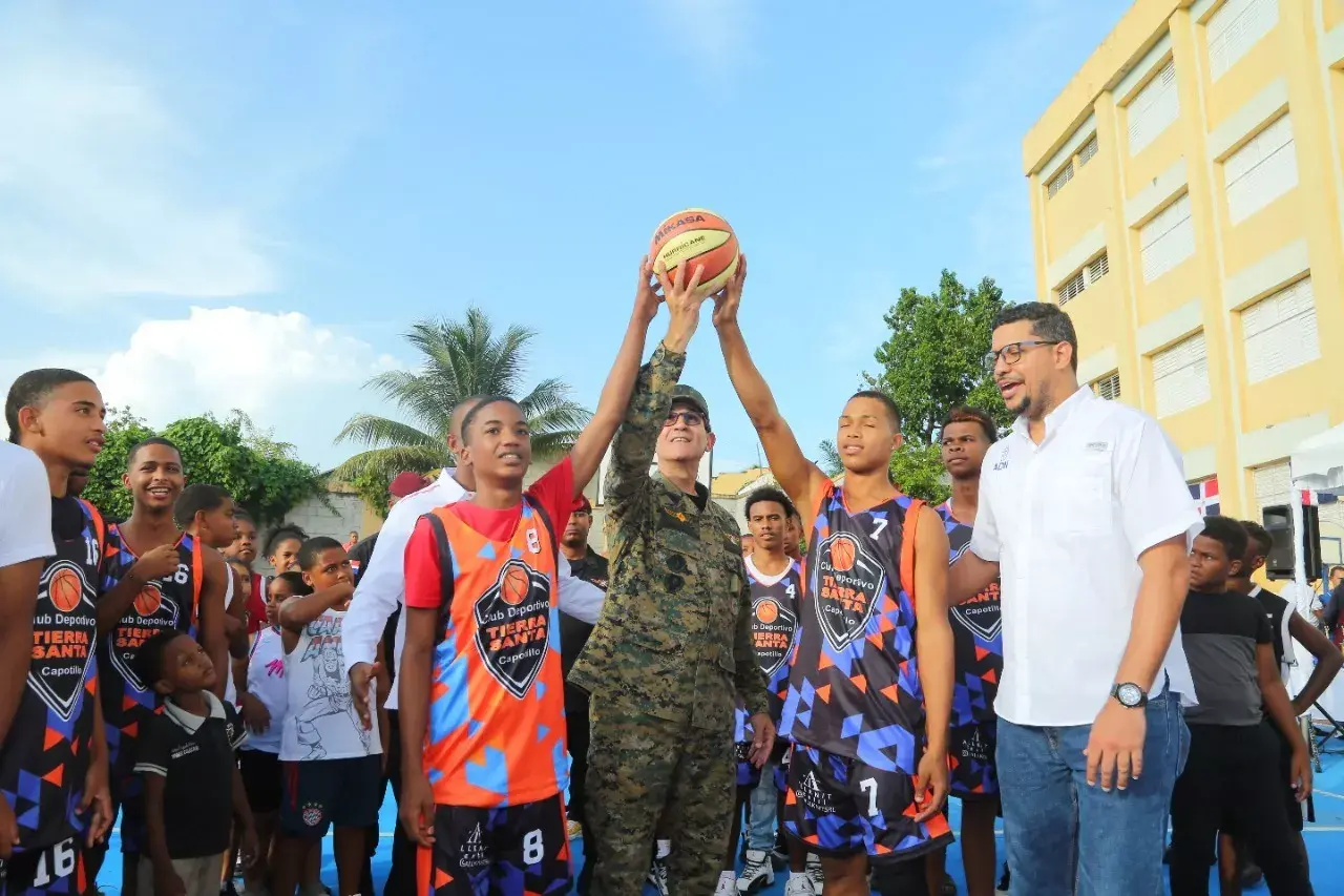 Ministro de Defensa llama a los jóvenes a practicar deportes y alejarse de malos vicios