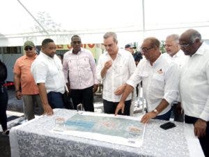 Abinader y ministro de Obras Públicas encabezan asfaltado a calles de Sabana Grande de Palenque