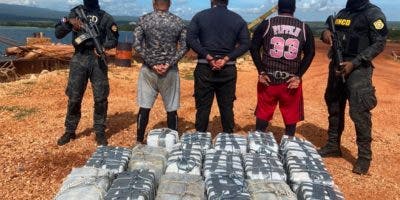 Detienen tres hombres con 414 paquetes de cocaína a bordo de lancha en Pedernales
