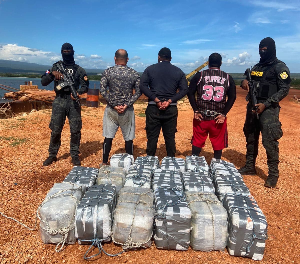 Detienen tres hombres con 414 paquetes de cocaína a bordo de lancha en Pedernales